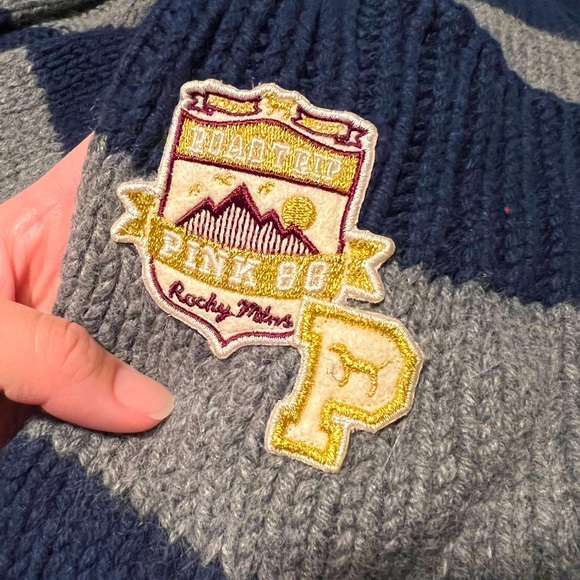 Victoria’s Secret PINK Extra Long Red and Grey scarf with pockets at both ends - Picture 3 of 4